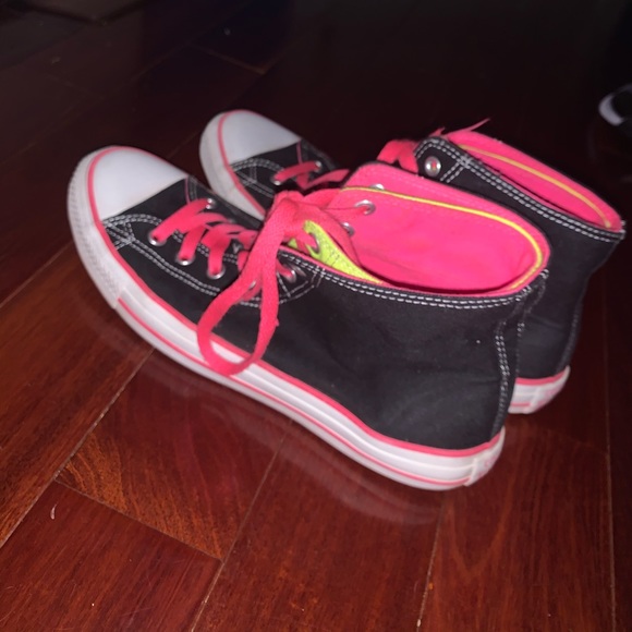 Converse Unisex Pink & Black Hightops - Picture 4 of 6